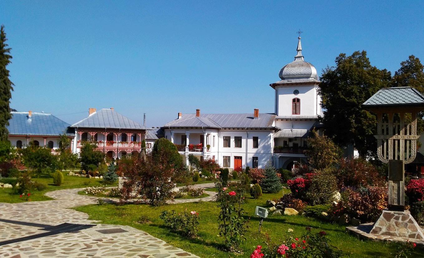 Mănăstirea Văratec - curtea interioară